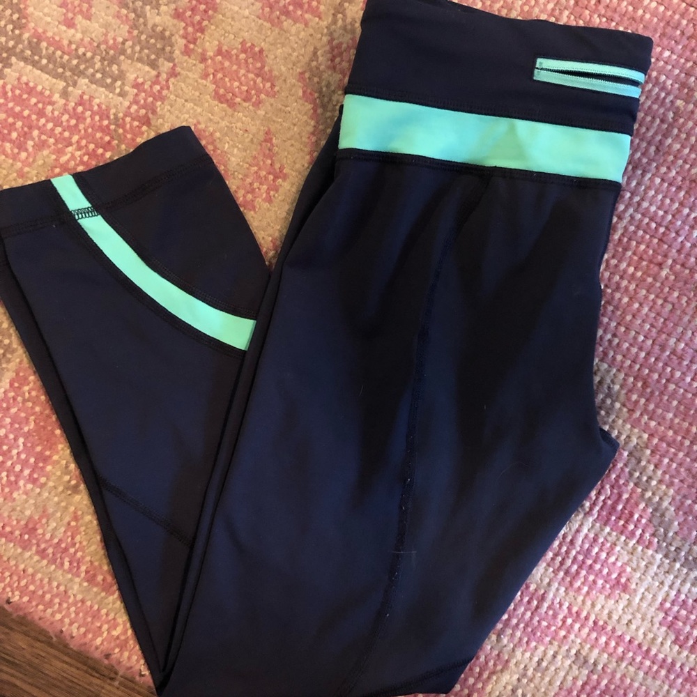 Lululemon Inspire Crop II Inkwell and Menthol Sz 4